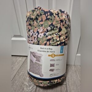 Mainstays Twin Size Floral Patterned 5-Piece Bed-In-A- Bag With A Storage Bag